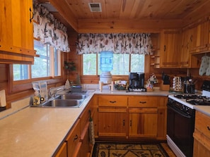 Fridge, microwave, oven, stovetop - Wolfe's Den Cabin | Angler Extras + Lake Toy Fleet (Northeast St. Louis)