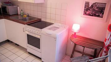 Kühlschrank, Ofen, Herdplatte, Wasserkocher mit Kaffee-/Teezubehör