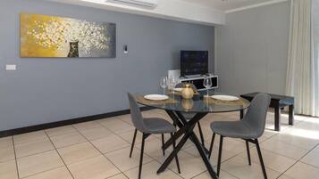 Apartment, City View | Dining