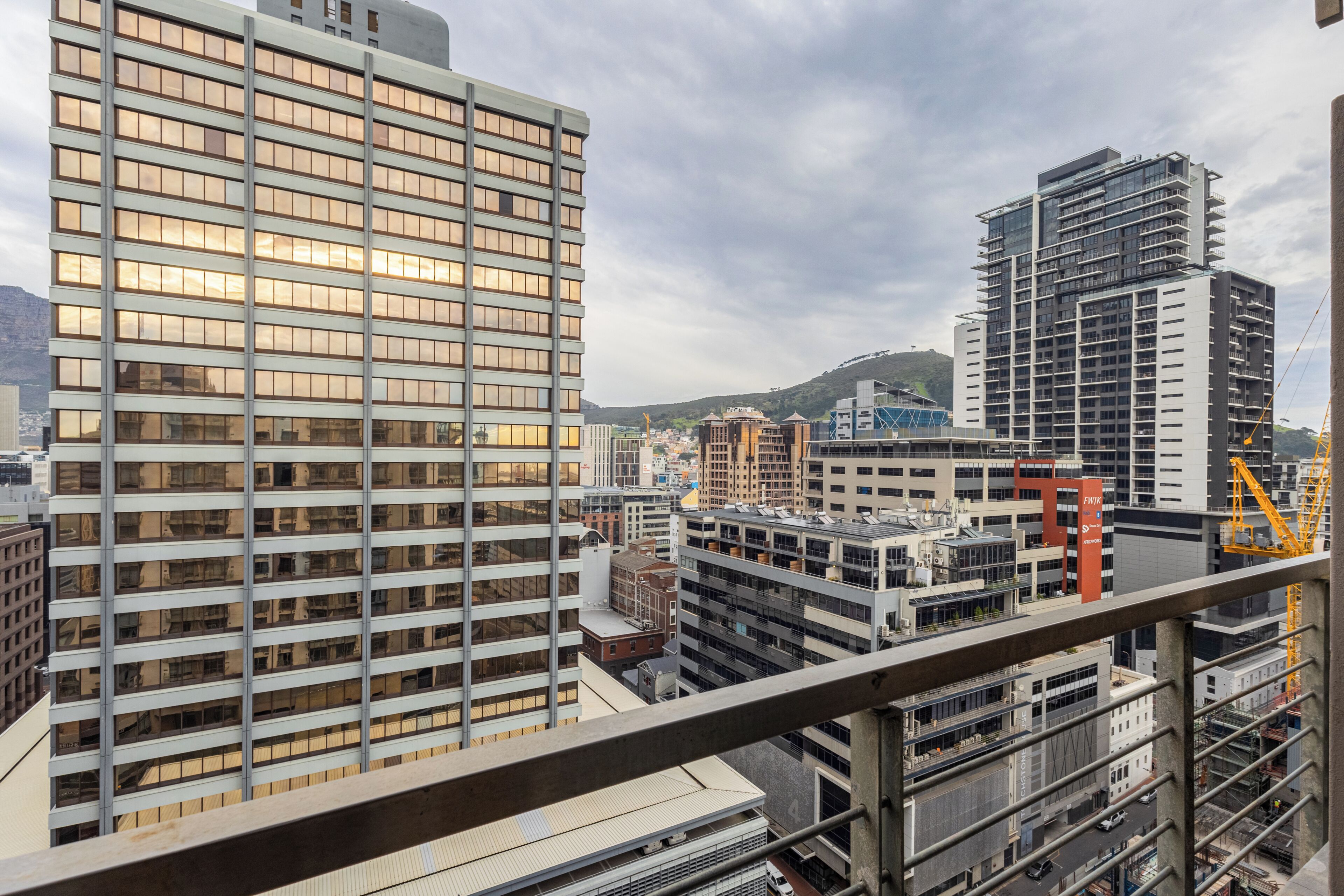 Um edifício alto com vários andares e design arquitetônico moderno.