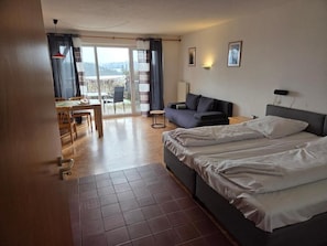 Apartment, Mountain View | Blackout drapes, iron/ironing board (on request), WiFi (free)