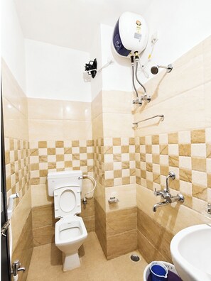 Shower, pancuran hujan, sandal, dan handuk