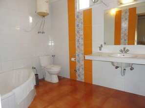 Tweepersoonskamer | Badkamer | Een douche, pantoffels, zeep, shampoo