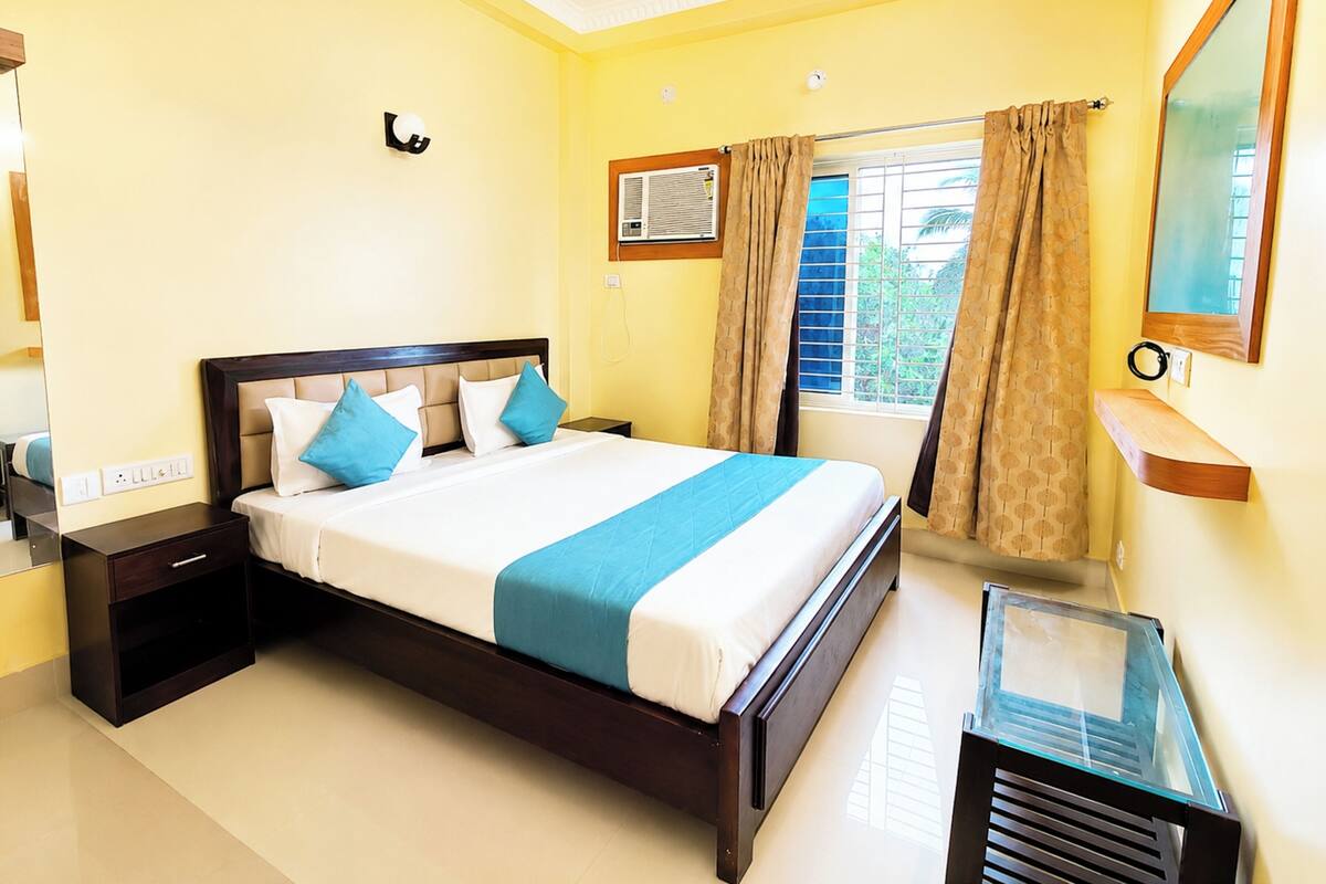 Hypo-allergenic bedding, desk, soundproofing, free WiFi