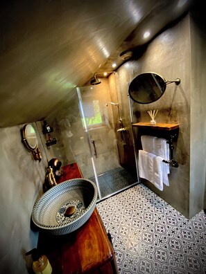 Hair dryer, towels, soap, shampoo - The View, Luxury Retreat, Outstanding views over the countryside & Hebden Bridge (Cragg Vale)