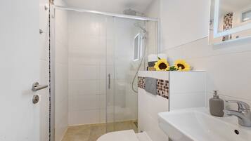 Dusche, Haartrockner, Handtücher