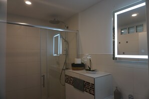 Douche, sĂšche-cheveux, serviettes fournies