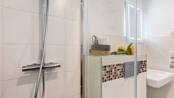 Shower, hair dryer, towels