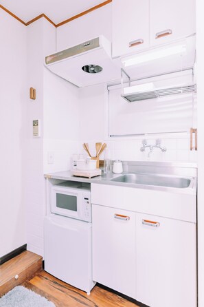 Apartamento, sacada | Cozinha privada | Frigobar, micro-ondas, cooktop, talheres/pratos/utensílios de cozinha