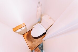 อพาร์ทเมนท์, ระเบียง | ห้องน้ำ