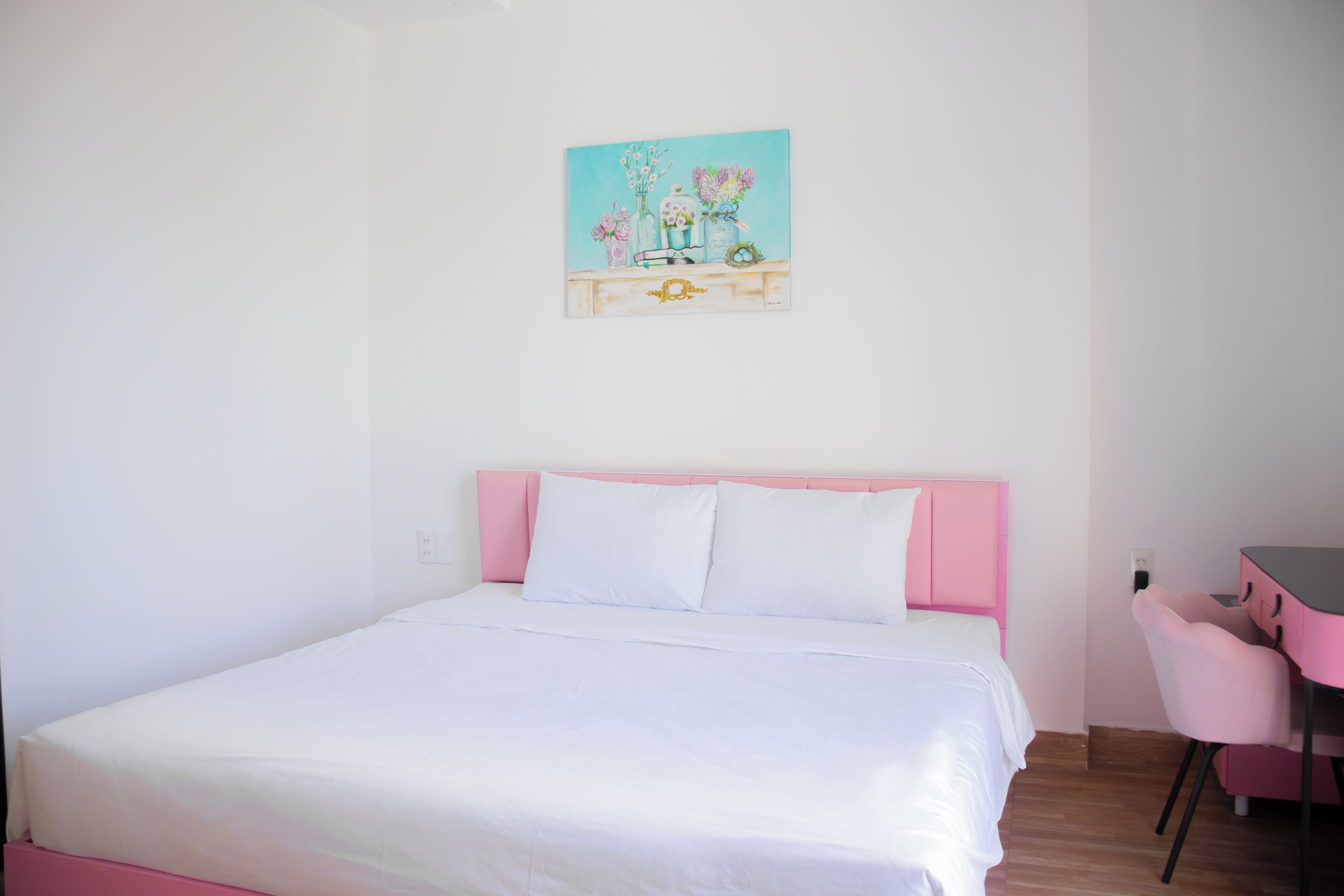 Une chambre à coucher avec un lit, un bureau et une chaise.