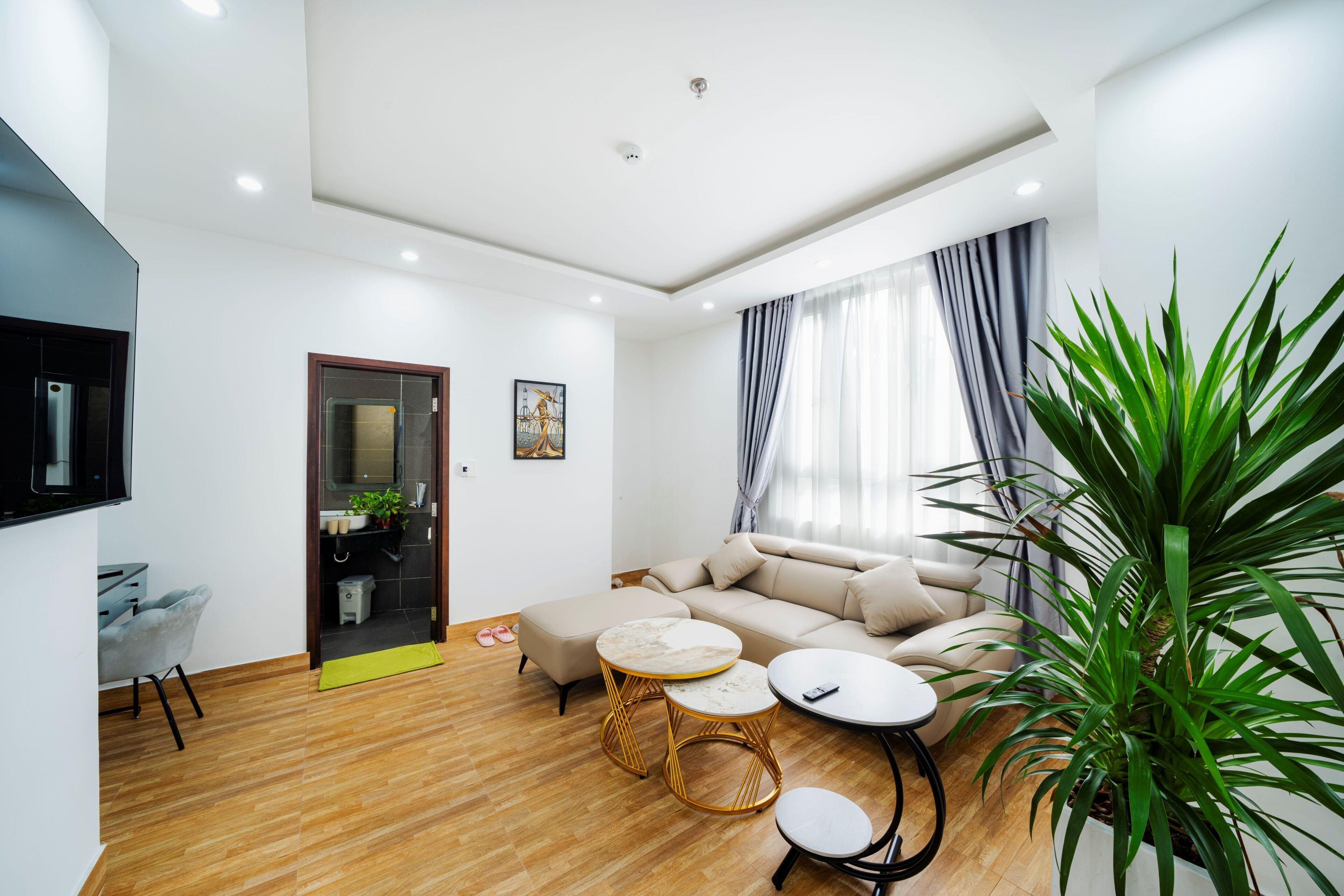 Habitación familiar, vistas a la ciudad | Escritorio y wifi gratis
