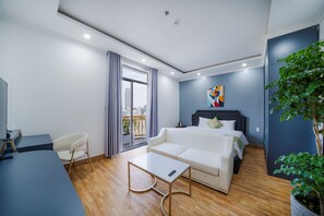 디럭스룸, 발코니, 시내 전망 | 책상, 무료 WiFi, 침대 시트