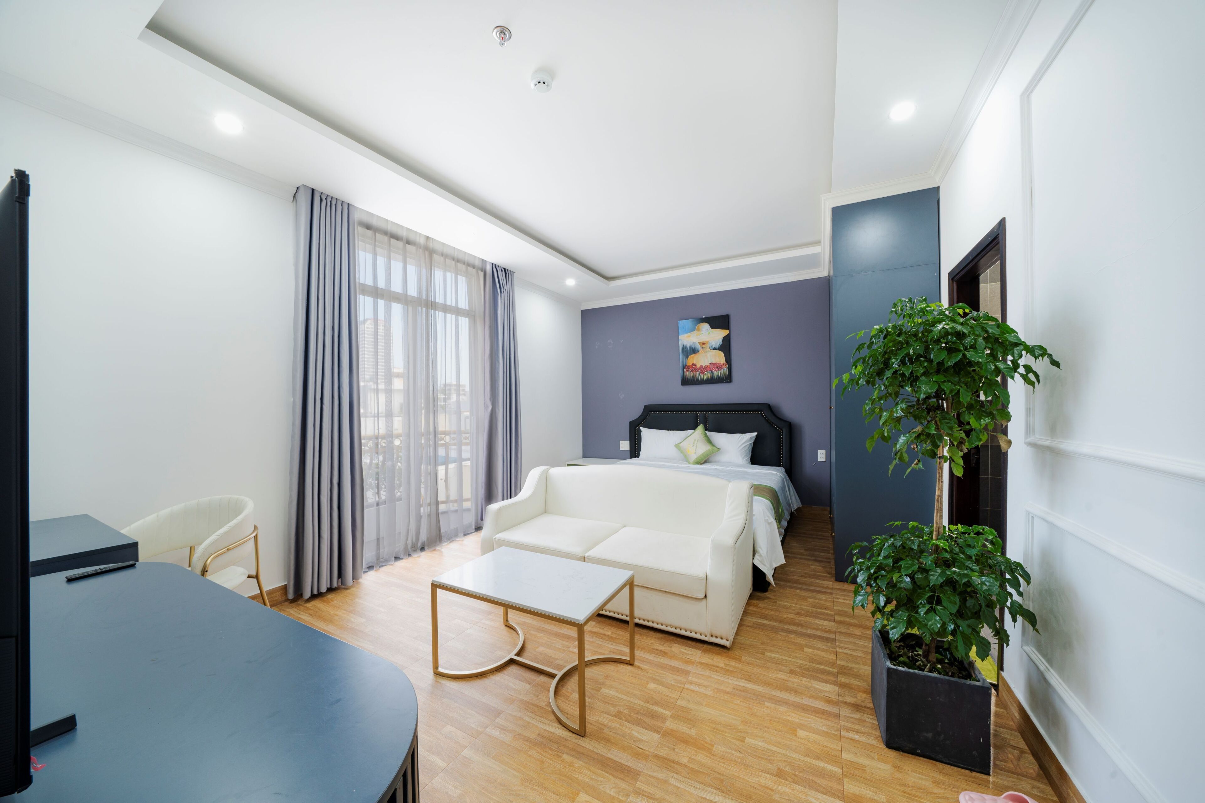 Escritorio, wifi gratis y ropa de cama 