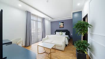 Escritorio, wifi gratis y ropa de cama