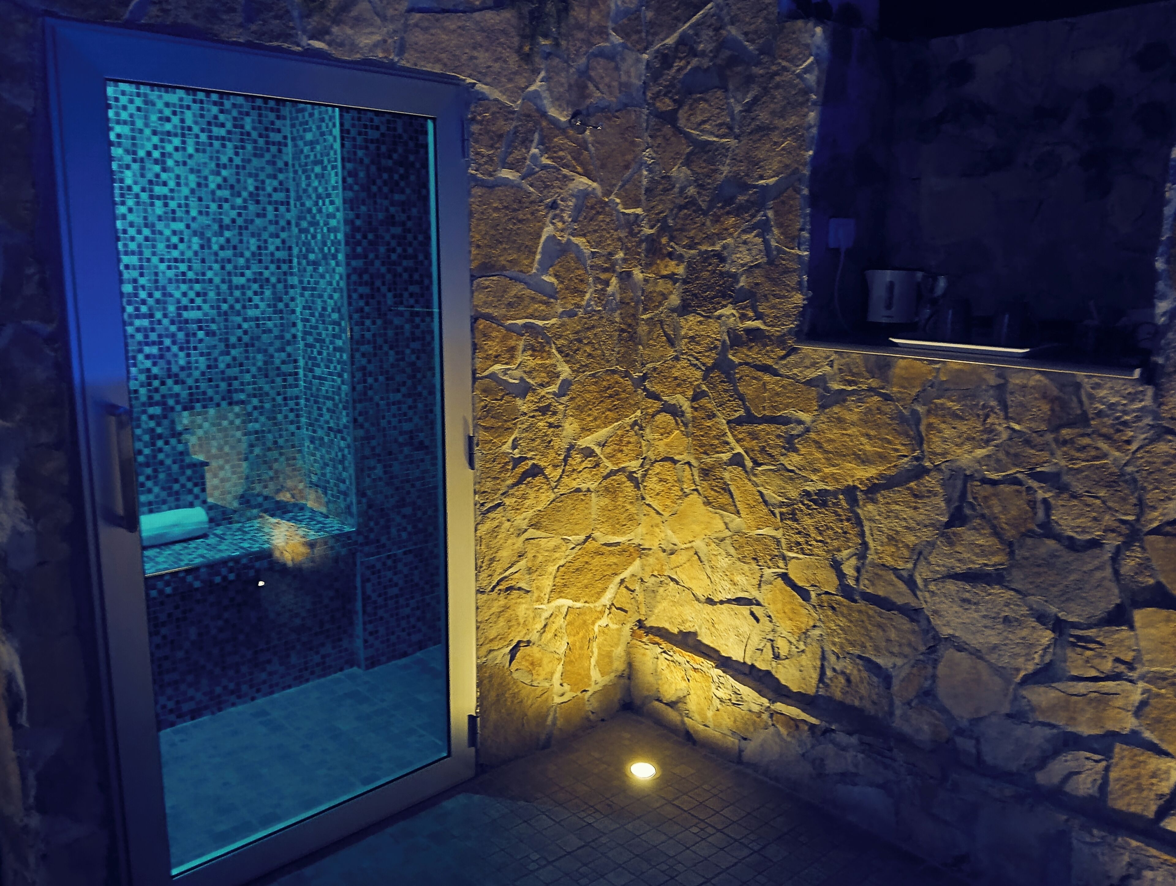 Jetted tub, hair dryer, bidet, towels