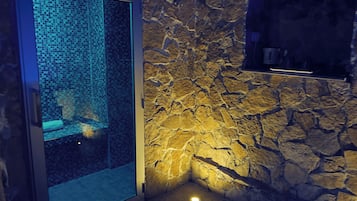 Jetted tub, hair dryer, bidet, towels