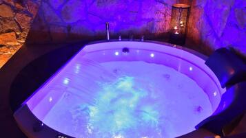 Indoor spa tub