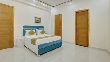 Deluxe Apartment | Iron/ironing board, free WiFi