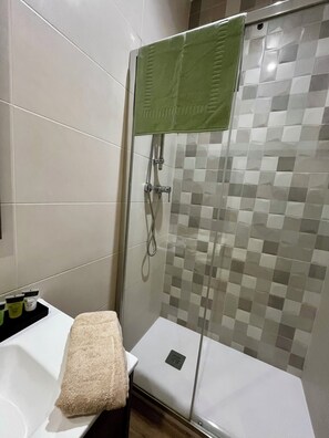 A bathroom with a shower, a toilet, and a sink. - Barcelona center family apartment 3 (Barcelona)