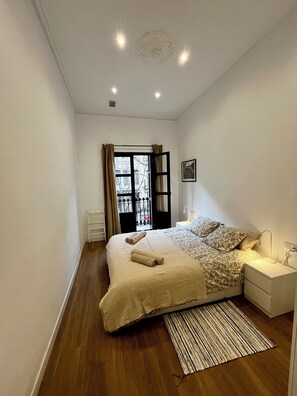 3 bedrooms, iron/ironing board, travel cot, free WiFi - Barcelona center family apartment 3 (Barcelona)