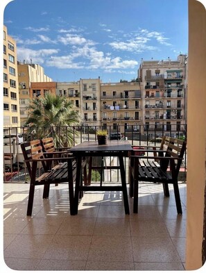 Outdoor dining - Barcelona center family apartment 3 (Barcelona)