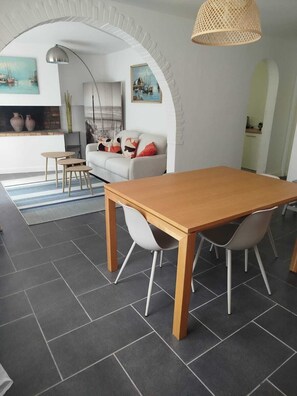Dining - Vrbo Property (Saint-Raphaël)