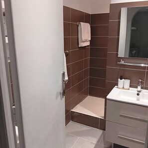 Bathroom - Vrbo Property (Saint-Raphaël)