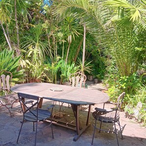 Outdoor dining - Vrbo Property (Saint-Raphaël)