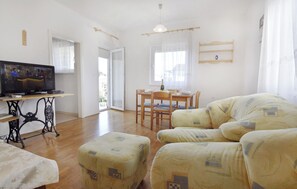 TV - Comfortable apartment in Umag (Umag)