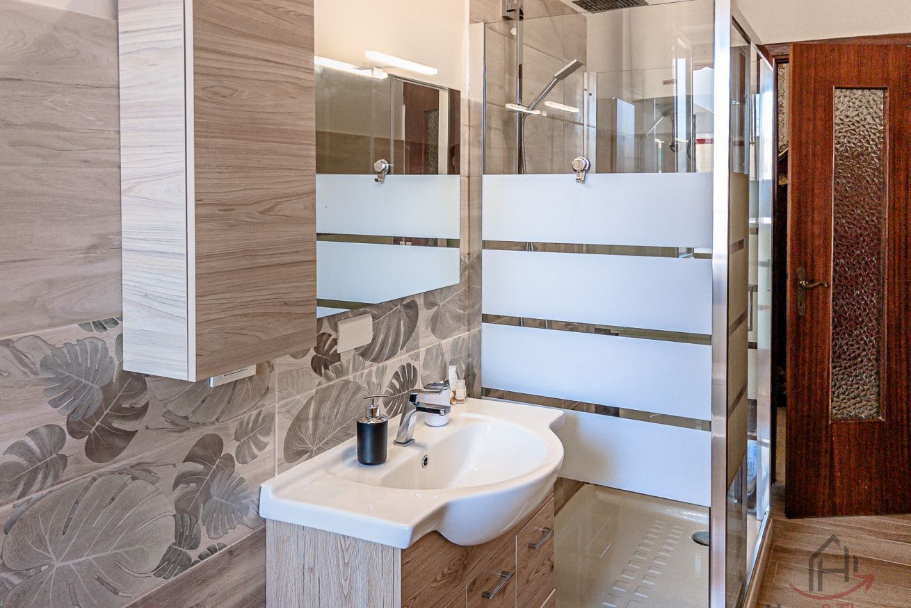 Douche, bidet, serviettes fournies