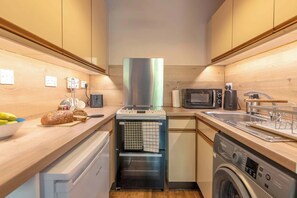 Fridge, microwave, stovetop, electric kettle - Uncle Eddie's High St Flat- Highlands Perfect Stay (Inverness)