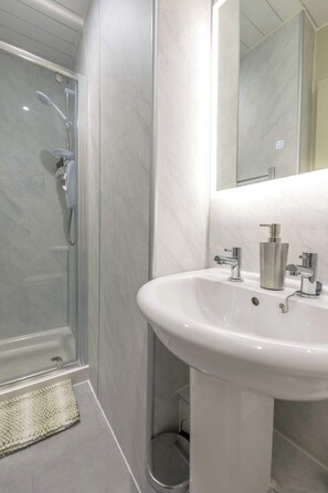 Shower, hair dryer, shampoo - Uncle Eddie's High St Flat- Highlands Perfect Stay (Inverness)