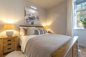 1 bedroom, desk, iron/ironing board, WiFi - Uncle Eddie's High St Flat- Highlands Perfect Stay (Inverness)