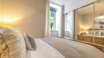 1 bedroom, desk, iron/ironing board, WiFi
