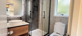 Cosy 2bdrm Apartment: 3-min drive to town/ 1-min walk to bus stop/ walk to lake