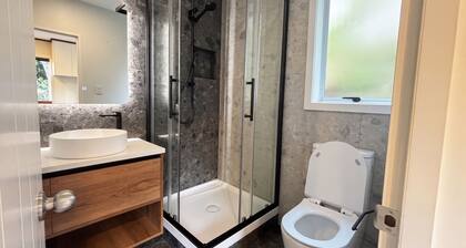 Cosy 2bdrm Apartment: 3-min drive to town/ 1-min walk to bus stop/ walk to lake