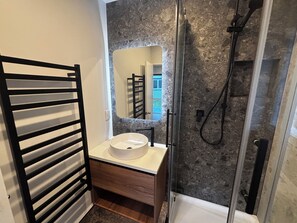 Shower, hair dryer, towels, soap - Cosy 2bdrm Apartment: 3-min drive to town/ 1-min walk to bus stop/ walk to lake (Queenstown)