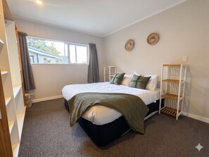 2 bedrooms, WiFi, bed sheets - Cosy 2bdrm Apartment: 3-min drive to town/ 1-min walk to bus stop/ walk to lake (Queenstown)