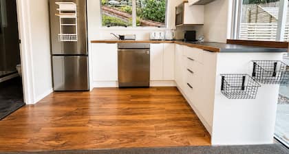 Cosy 2bdrm Apartment: 3-min drive to town/ 1-min walk to bus stop/ walk to lake