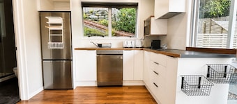 Cosy 2bdrm Apartment: 3-min drive to town/ 1-min walk to bus stop/ walk to lake