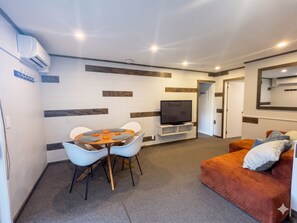 Interior - Cosy 2bdrm Apartment: 3-min drive to town/ 1-min walk to bus stop/ walk to lake (Queenstown)