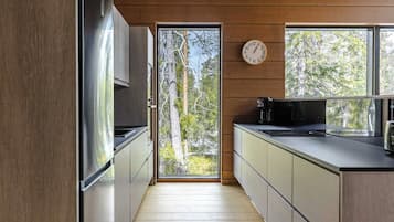 Superior-huvila, 4 makuuhuonetta, sauna, executive-taso | Yksityinen keittiö | Täysikokoinen jääkaappi, mikroaaltouuni, uuni, liesi
