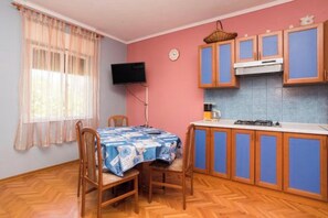 Fridge, stovetop, cookware/dishes/utensils - Colorful flat with bell-shaped balcony (Umag)