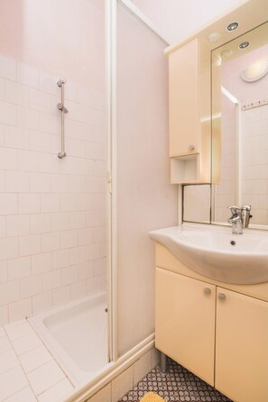 Shower, towels - Colorful flat with bell-shaped balcony (Umag)