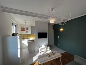 Een modern interieur met een keuken, een eethoek en een zithoek.