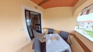 Outdoor dining - Peaceful studio in Šćavonija (Murine)