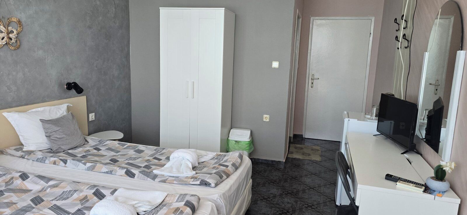 Chambre double ou avec lits jumeaux, balcon, vue sur la ville | Coffre-fort, bureau, accès au Wi-Fi (inclus)