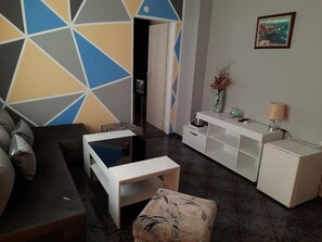 Suite, balcón, vista al mar | Área de sala de estar