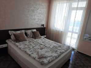Habitación doble, balcón, vista al mar | Caja de seguridad en la habitación, escritorio y wifi gratis 